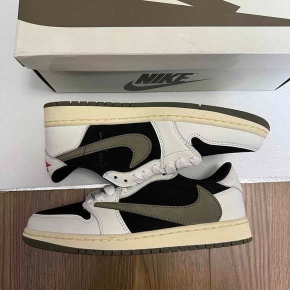 Jordan 1 Retro OG x Travis Scott Low White Sneakers - Picture 1 of 8
